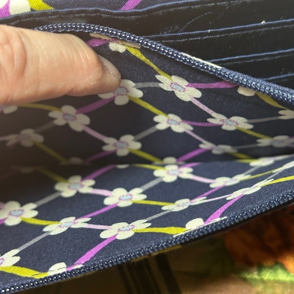 Vera Bradley Wristlet. - Picture 4 of 7